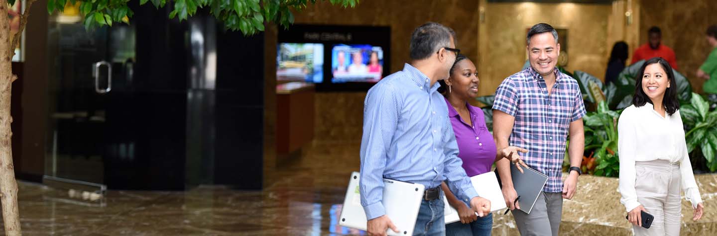 employés discutant et traversant joyeusement le hall d’entrée