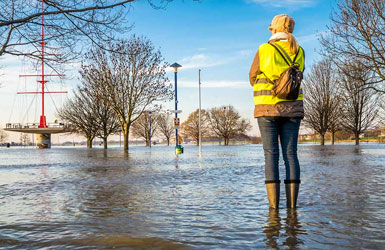 Une personne debout dans une inondation